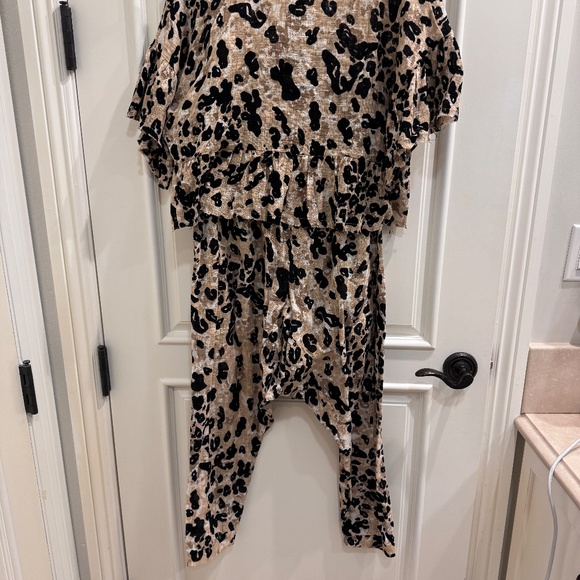 Zulu & Zephyr Leopard Top & Pant Set - Small - Picture 4 of 10